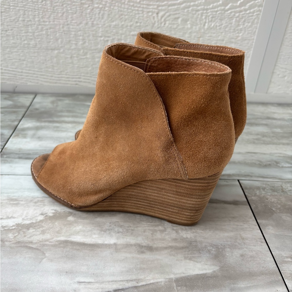 Lucky Brand Jeezah Women’s 8.5M Peep Toe Wedge Booties Tan Brown Suede Slip On
